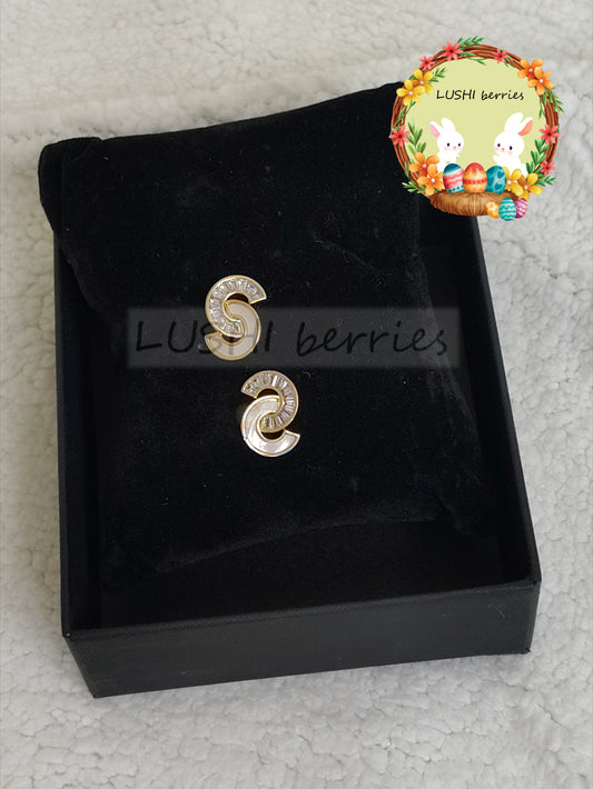 35_Beige and White stone stud