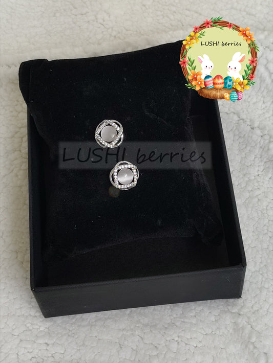 36_Grey and White stone stud
